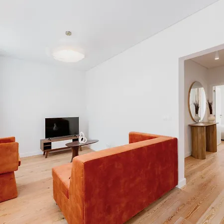Orange House - Elegant Two-bedroom 1e Apartment