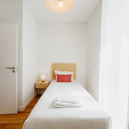 Orange House - Elegant Two-bedroom 1e Apartment Lisbon