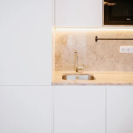 Orange House - Elegant Two-bedroom 1e Apartment Lisbon