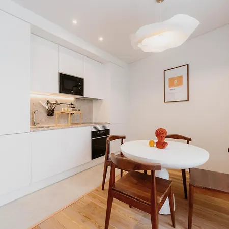 Orange House - Elegant Two-bedroom 1e Apartment Lisbon