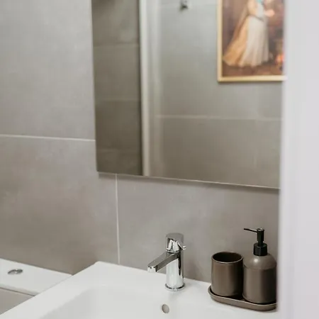 Orange House - Elegant Two-bedroom 1e Apartment