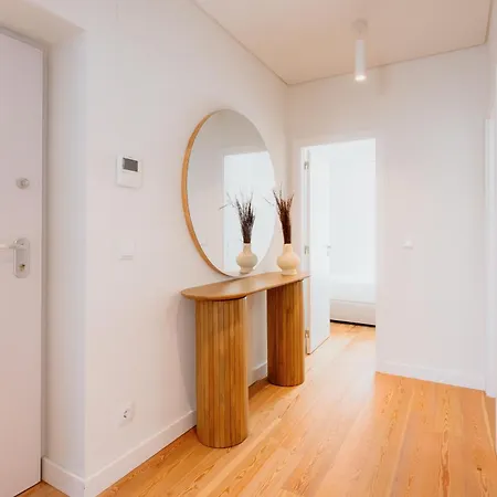 Orange House - Elegant Two-bedroom 1e Apartament *