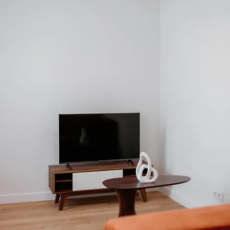Orange House - Elegant Two-bedroom 1e Apartment Lisbon